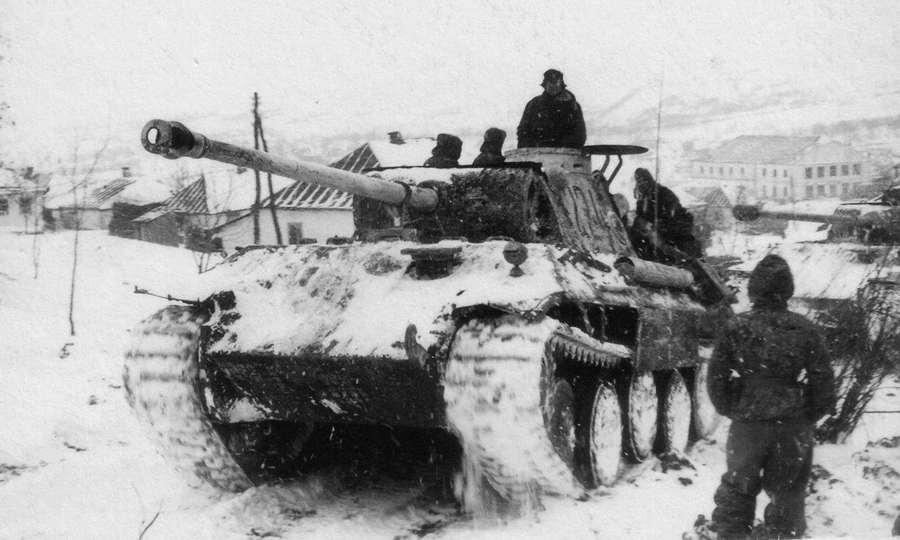 Немецкие танки Pz.Kpfw.V Ausf.A «Пантера» из состава III танкового корпуса вермахта в поселке Буки Черкасской области