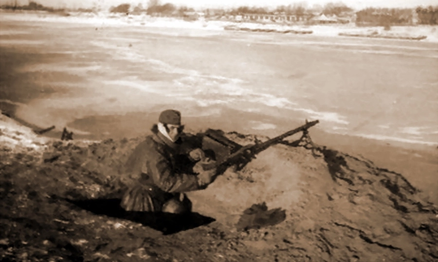 Немецкий пулемётчик на берегу Волги. Район Калинина, ноябрь-декабрь 1941 года