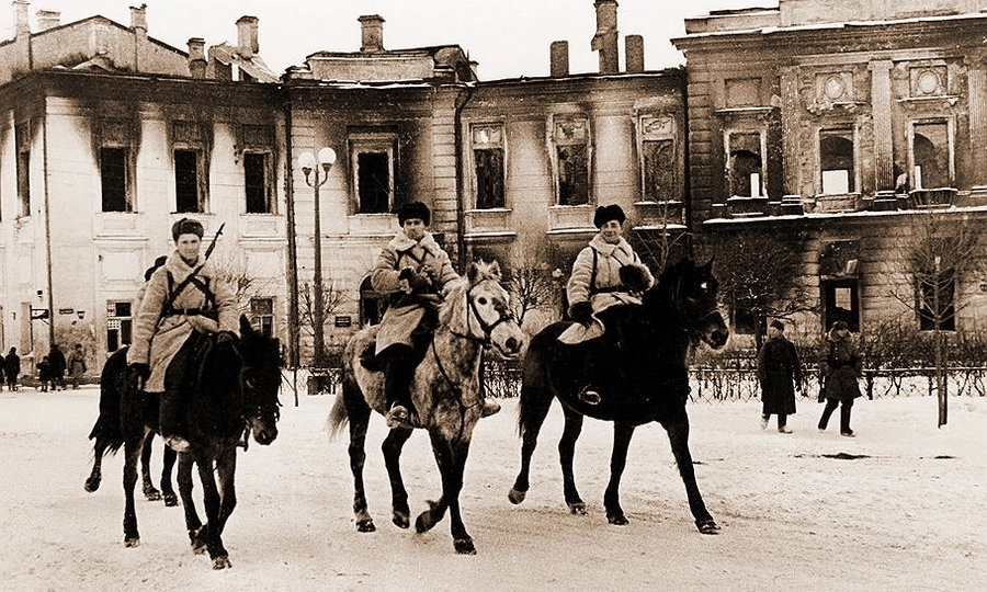 Советские кавалеристы на площади Ленина в освобождённом Калинине, декабрь 1941 года