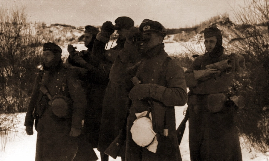 Офицеры 129-й пехотной дивизии вермахта на рекогносцировке. Район Калинина, ноябрь-декабрь 1941 года