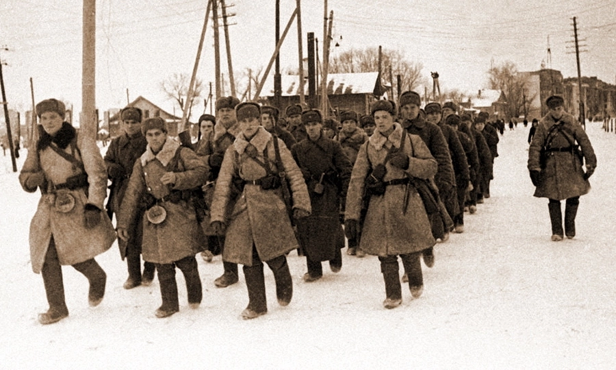 Советское стрелковое подразделение на марше. Калинин, 26 декабря 1941 года