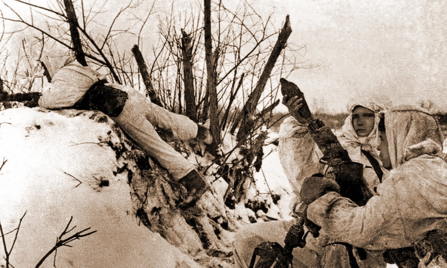 Советские стрелки и миномётчики ведут бой в районе Калинина, декабрь 1941 года
