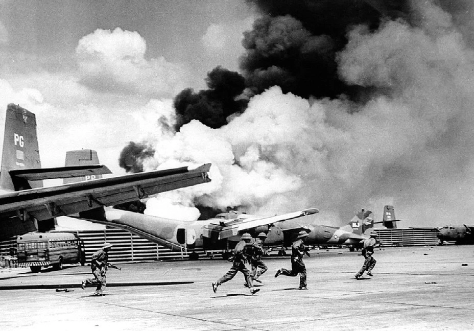 Солдаты Северного Вьетнама штурмуют аэродром 