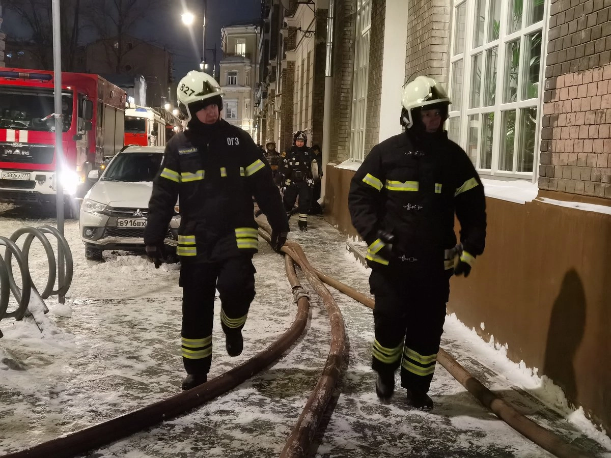 Пожарные на месте возгорания в хостеле на Мясницкой.
