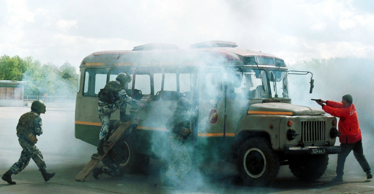  Момент показательных выступлений личного состава "дзержинцев" - "освобождение заложников из автобуса". 