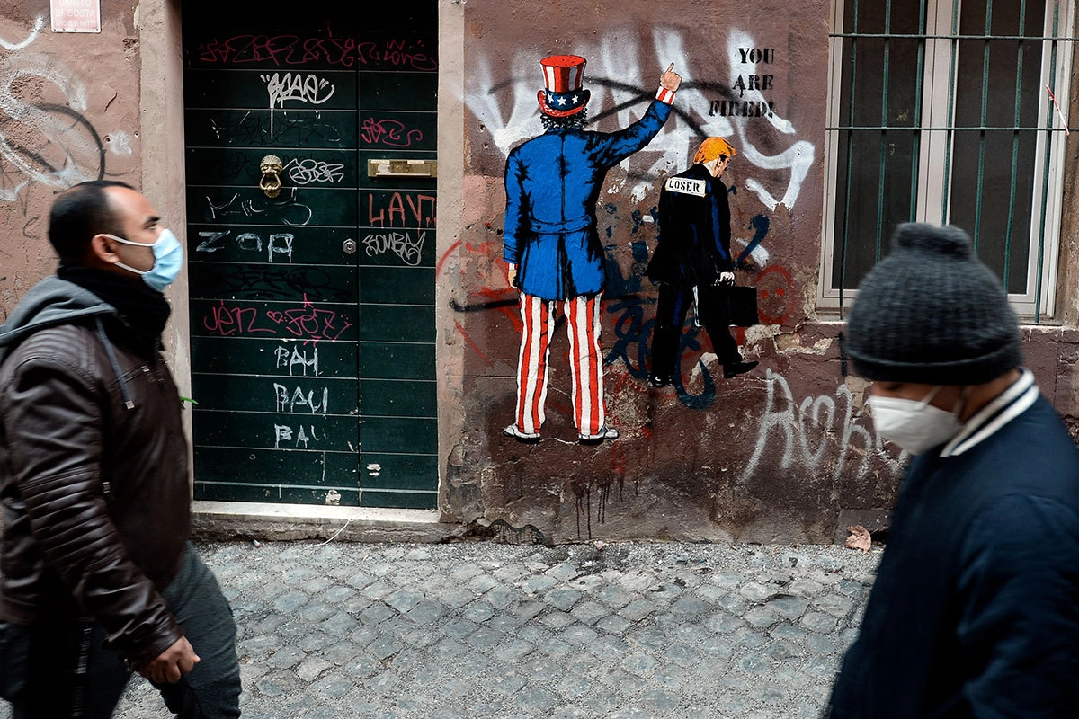 Граффити с изображением Дональда Трампа, уходящего после штурма Капитолия в Вашингтоне