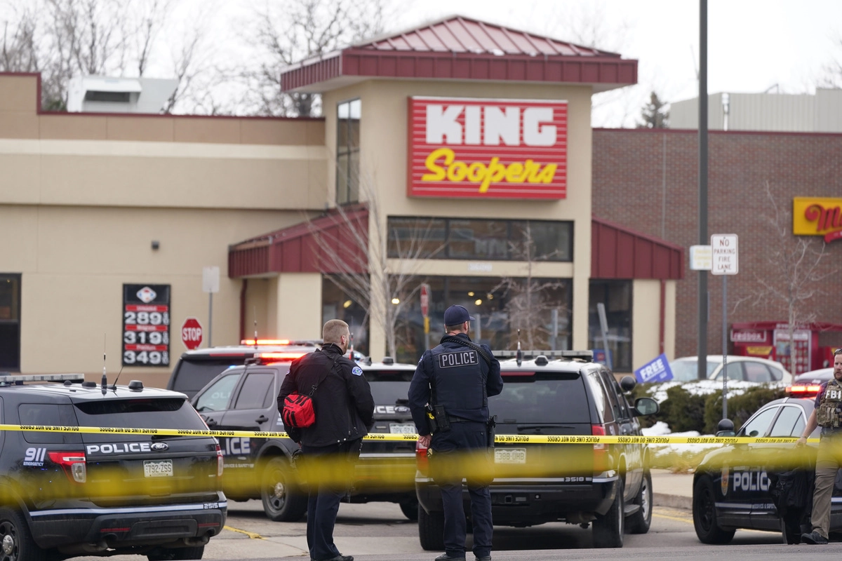 По меньшей мере 10 человек погибли в результате стрельбы в супермаркете в штате Колорадо