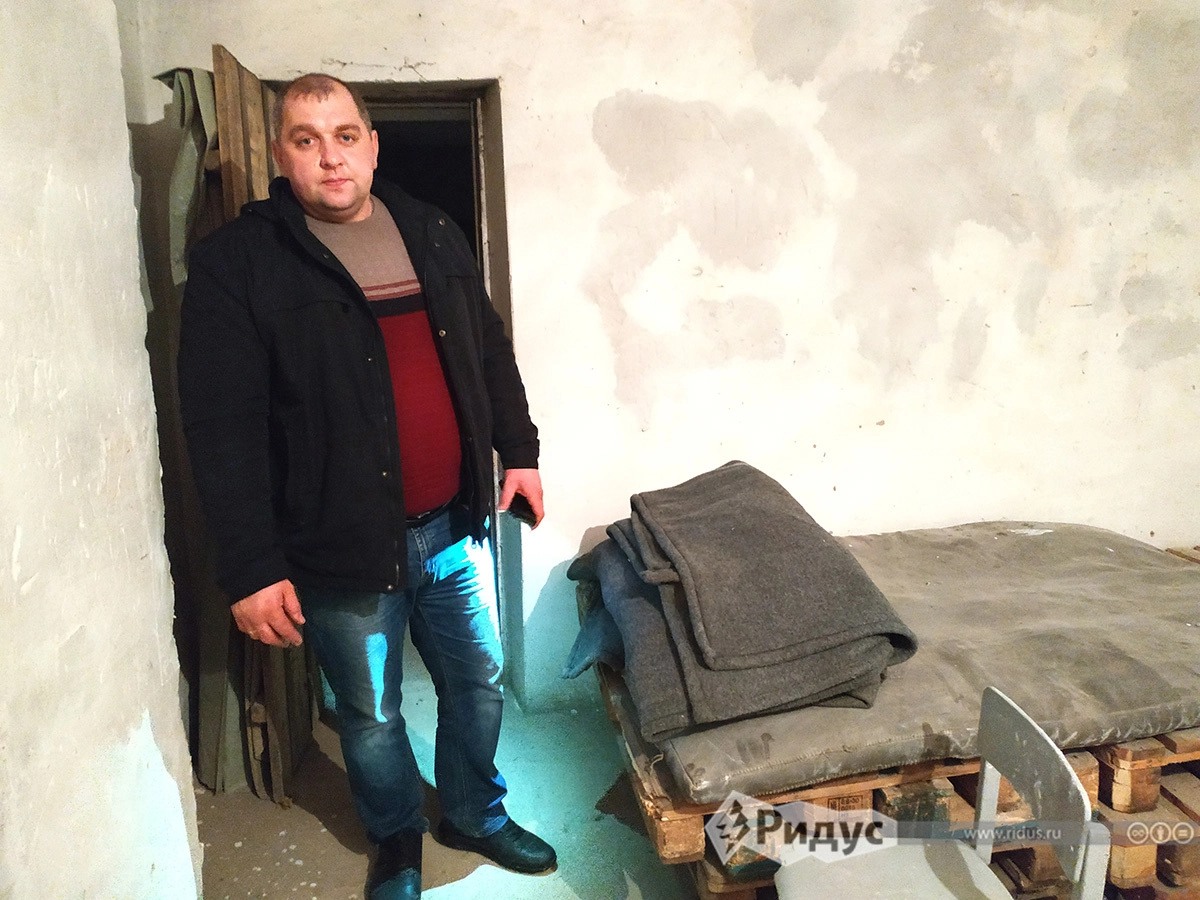 Виталий ведёт в школе Александровки уроки труда и отвечает за содержание укрытия.