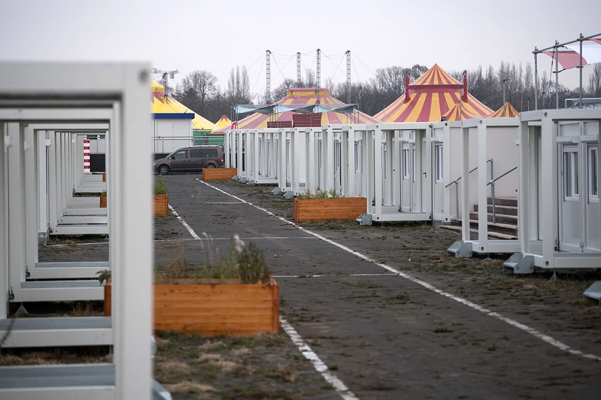 Строящийся приют для беженцев на территории бывшего аэропорта Темпельхофер-Фельд в Берлине