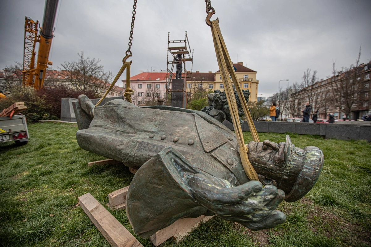 В Праге демонтировали памятник советскому маршалу Ивану Коневу.