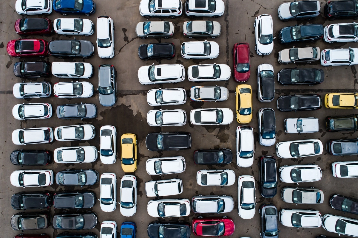 Автомобили в дилерском автоцентре © Сергей Бобылев/ТАСС