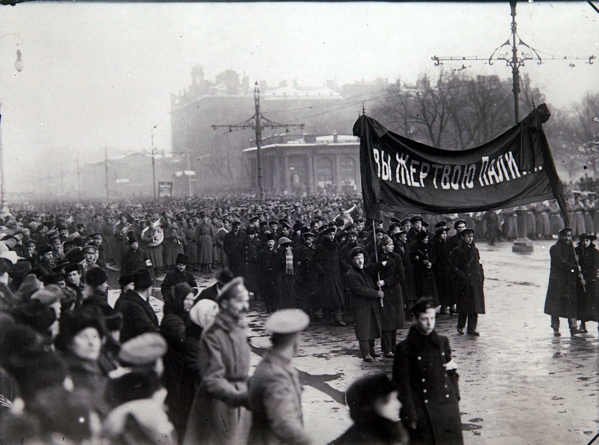 Похороны жертв Февральской революции в Петрограде, фото 1917 года