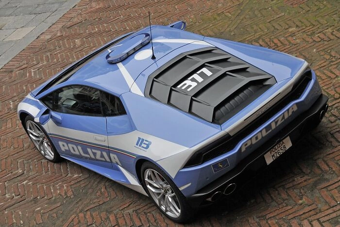 В Италии в полиции есть две машины Lamborghini. К пользованию эти служебным автомобилем допускают только лучших сотрудников 