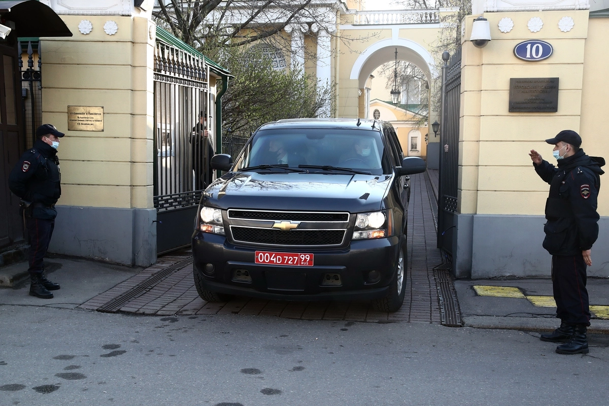 Автомобиль с дипломатическими номерами покидает резиденцию посла США в Москве Спасо-Хаус © Валерий Шарифулин/ТАСС