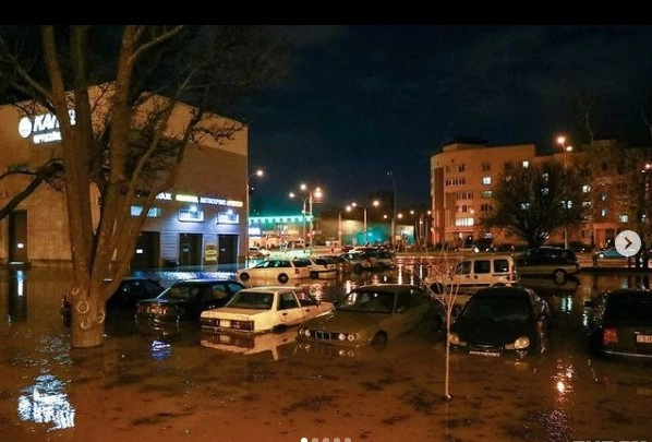 Машины погрузились в воду