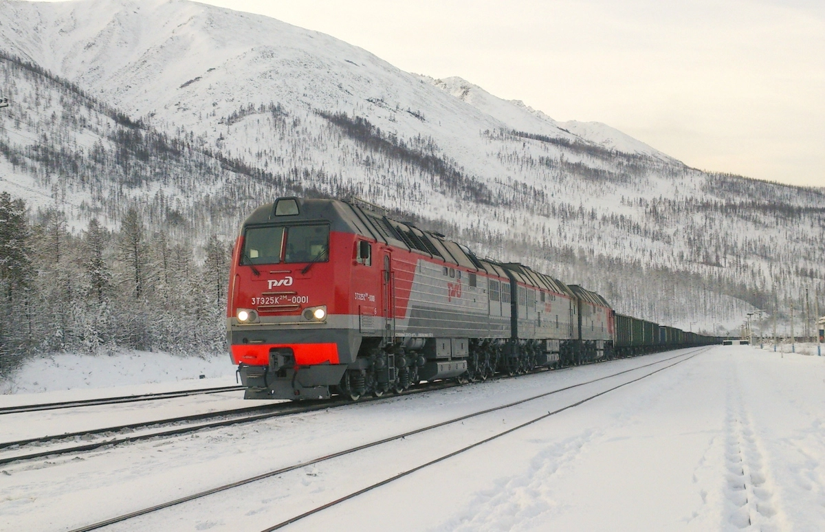 Тепловоз 3ТЭ25К2М с грузовым поездом на БАМе.