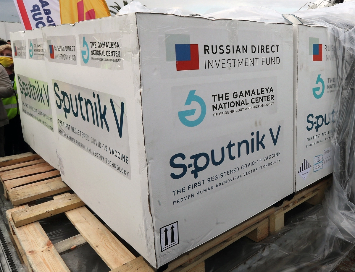 Ящики с 30 тысячами доз российской вакцины от коронавируса "Спутник V" © EPA/ТАСС