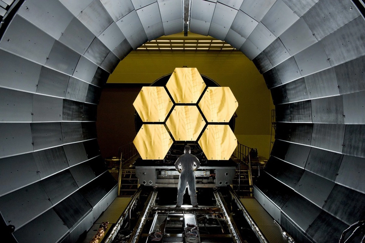 "Джеймса Уэбба" часто сравнивают с другим крупным телескопом — «Хабблом»