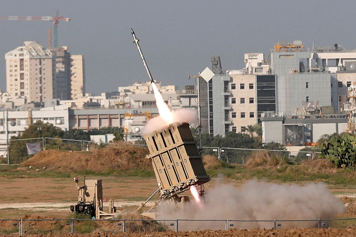 Израильская система ПРО "Железный купол" отражает ракетные атаки сектора Газа