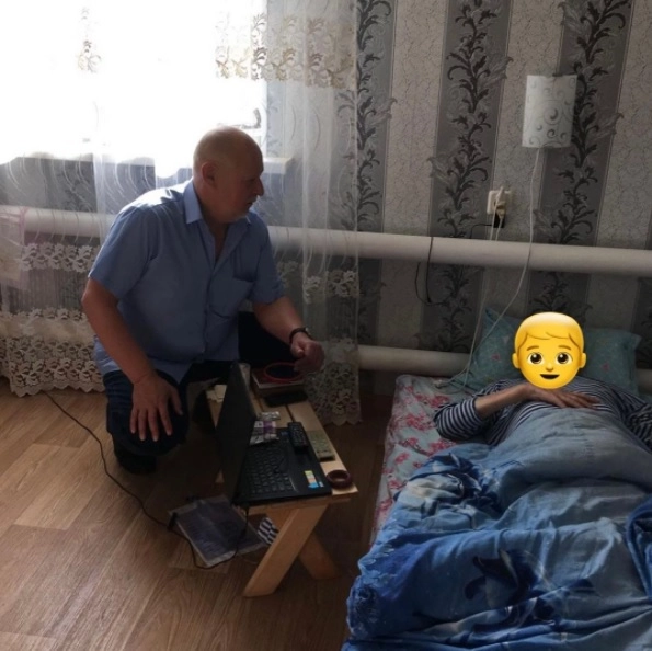 Александр Цопов у постели "пациента с каталки"
