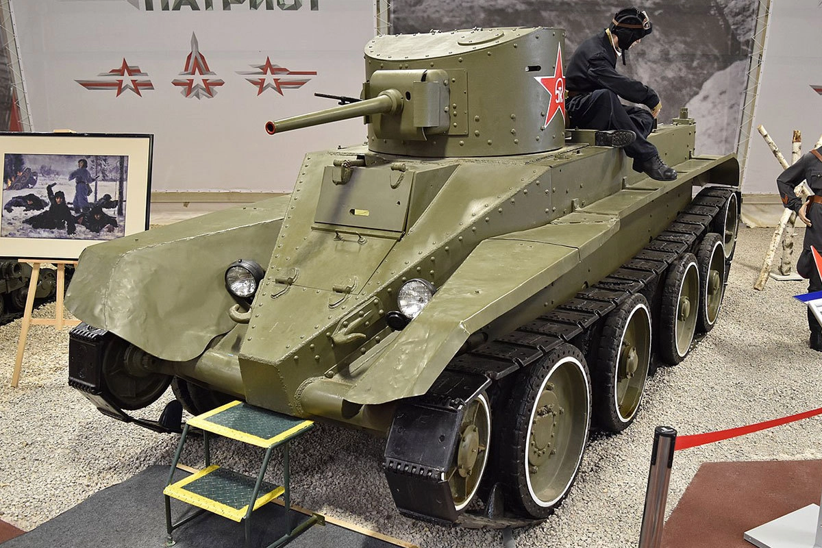 Лёгкий танк БТ-2 в экспозиции бронетанкового музея в Кубинке