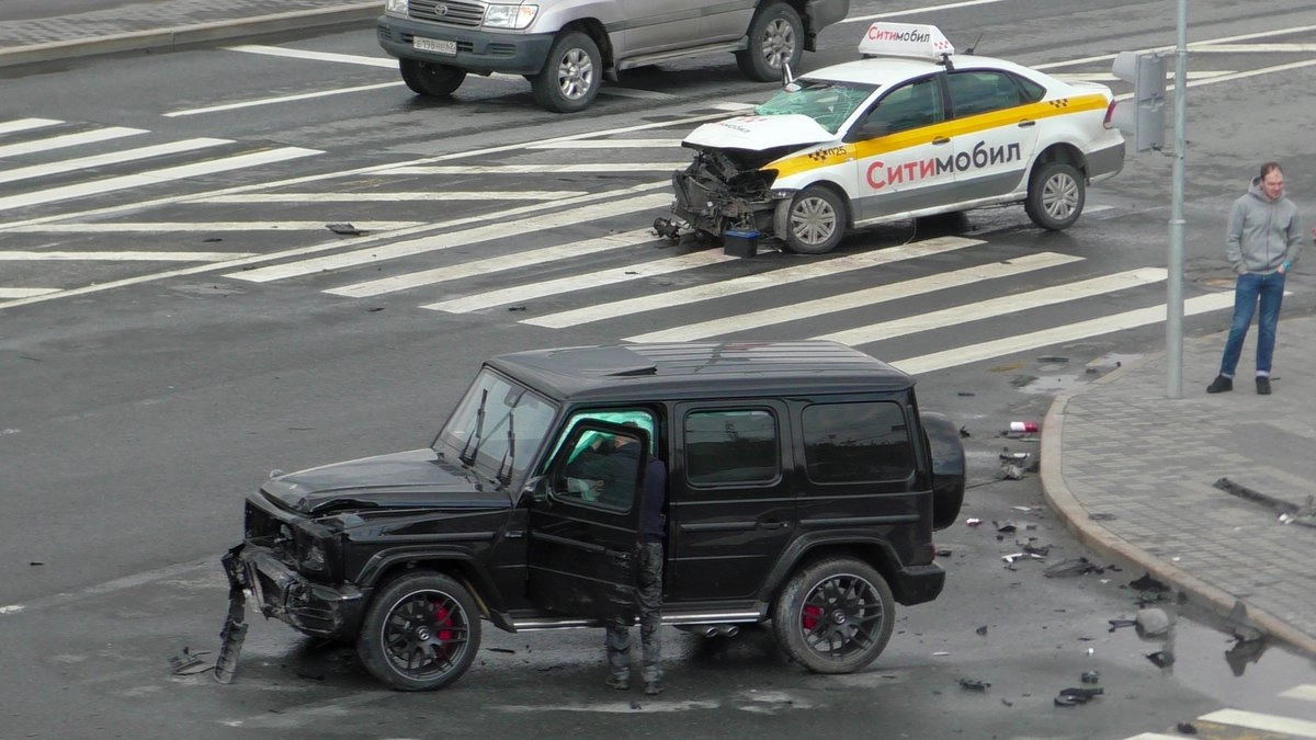 Заголовок: Последствия ДТП с участием внедорожника Mercedes и такси в центре Москвы