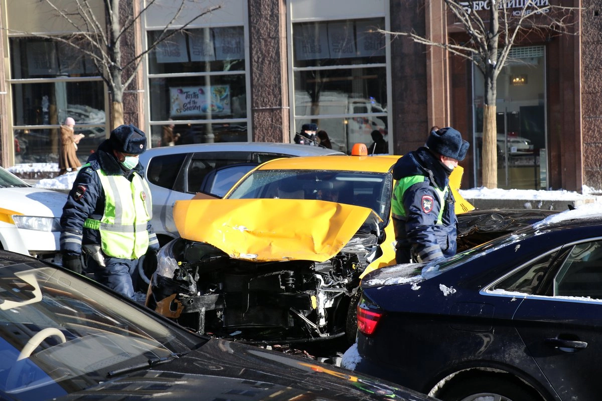 Заголовок: Последствия ДТП с участием пяти автомобилей на Тверской улице