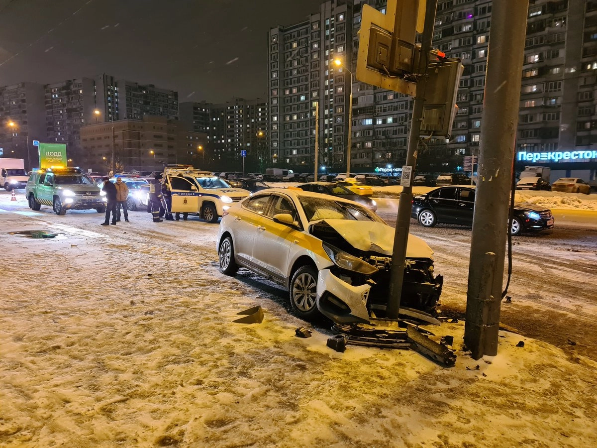 Заголовок: Последствия ДТП с участием автомобиля такси на юго-западе Москвы