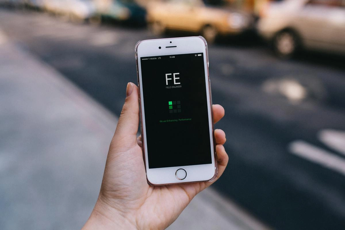 Девушка не могла поверить в то, что таксист действительно только что отдал ей пропавший телефон