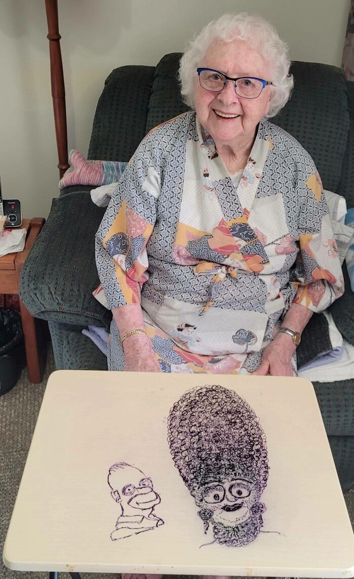 “Моя 96-летняя бабушка недавно начала смотреть “Симпсонов”. Вот что она нарисовала сегодня”. 