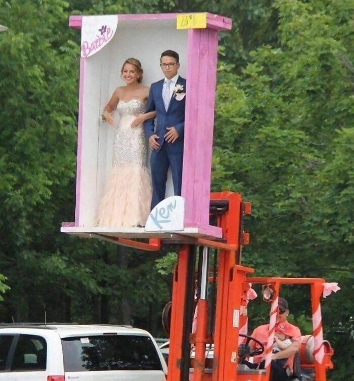 Не лучшее появление на выпускном вечере. 