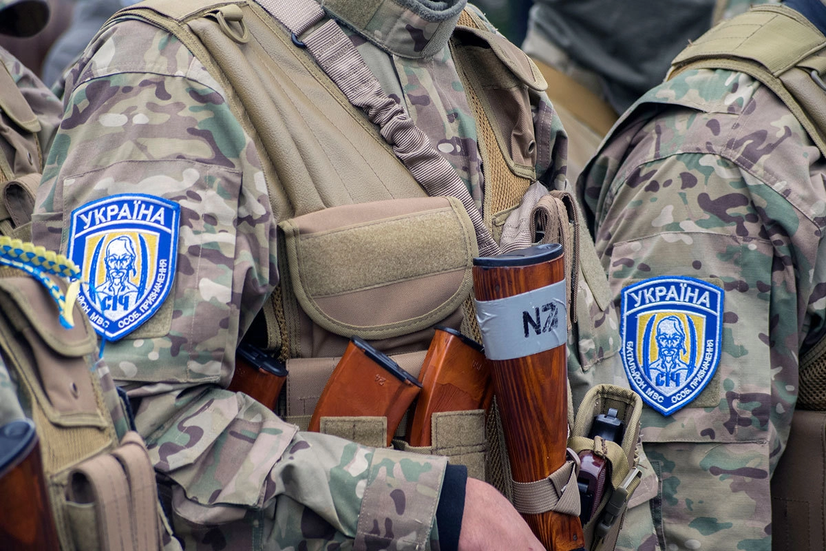 Отправка из Киева на Донбасс группы бойцов батальона "Сечь"