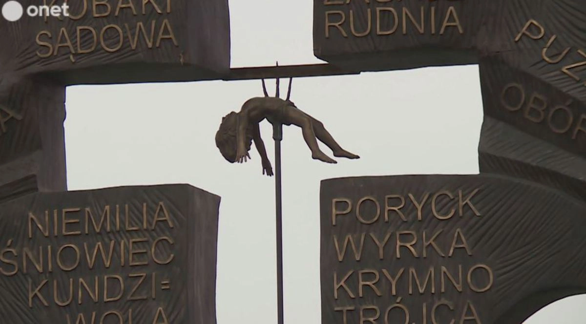 Фрагмент мемориала жертвам Волынской резни. 