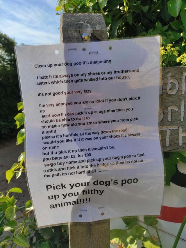 Послание для собачников ребенок оставил в парке, прикрепив записку к столбу с указателем