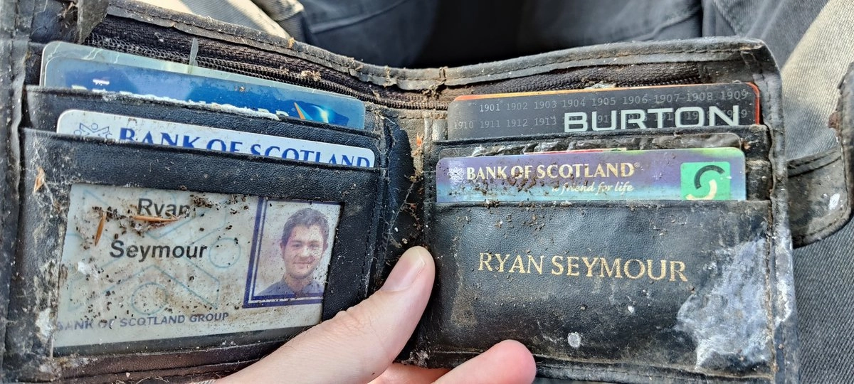 В бумажнике остались: удостоверение личности, пропуск на старую работу Райана, несколько банковских карт, срок действия которых истек еще в 2004 году, а также карточка из проката видеокассет В бумажнике остались: удостоверение личности, пропуск на старую работу Райана, несколько банковских карт, срок действия которых истек еще в 2004 году, а также карточка из проката видеокассет