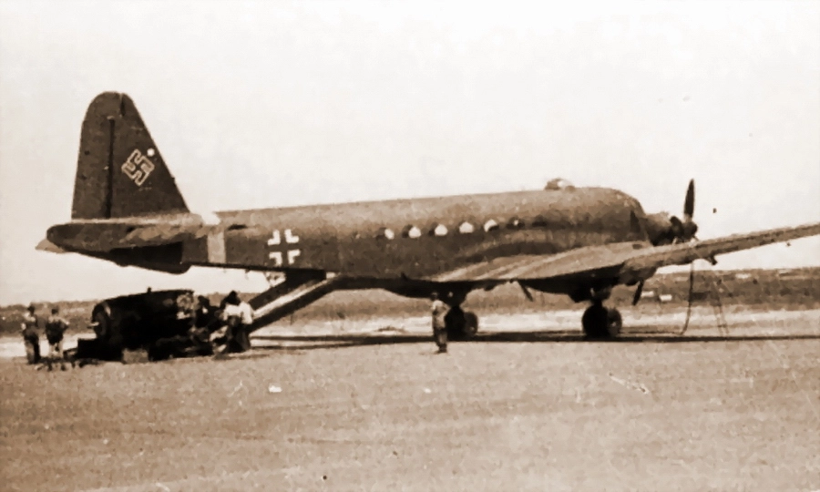 Разгрузочно-погрузочные работы у аппарели транспортного самолёта «Юнкерс» Ju 252 — довольно редкой машины, построенной всего в 15 экземплярах