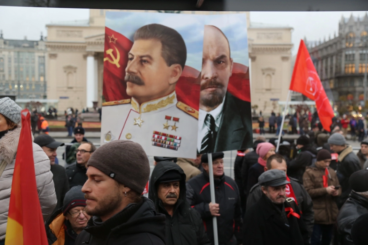 Шествие и митинг, посвященные 100-летию Октябрьской революции, в Москве Zuma\TASS