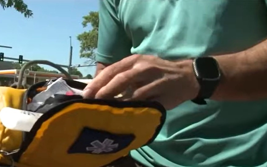 Мужчина взял раненое животное и остановил кровь с помощью автомобильной аптечки