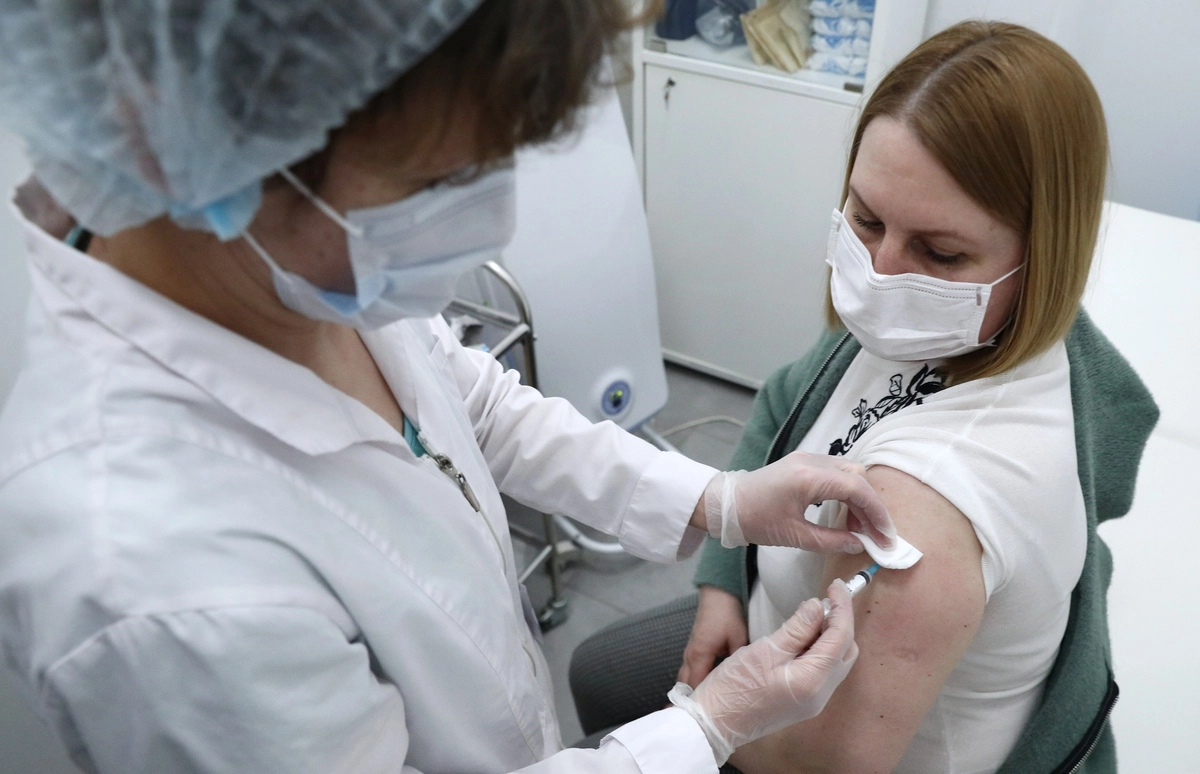 Выездной пункт вакцинации от COVID-19 в московском ТЦ "Арена Плаза" © Михаил Терещенко/ТАСС
