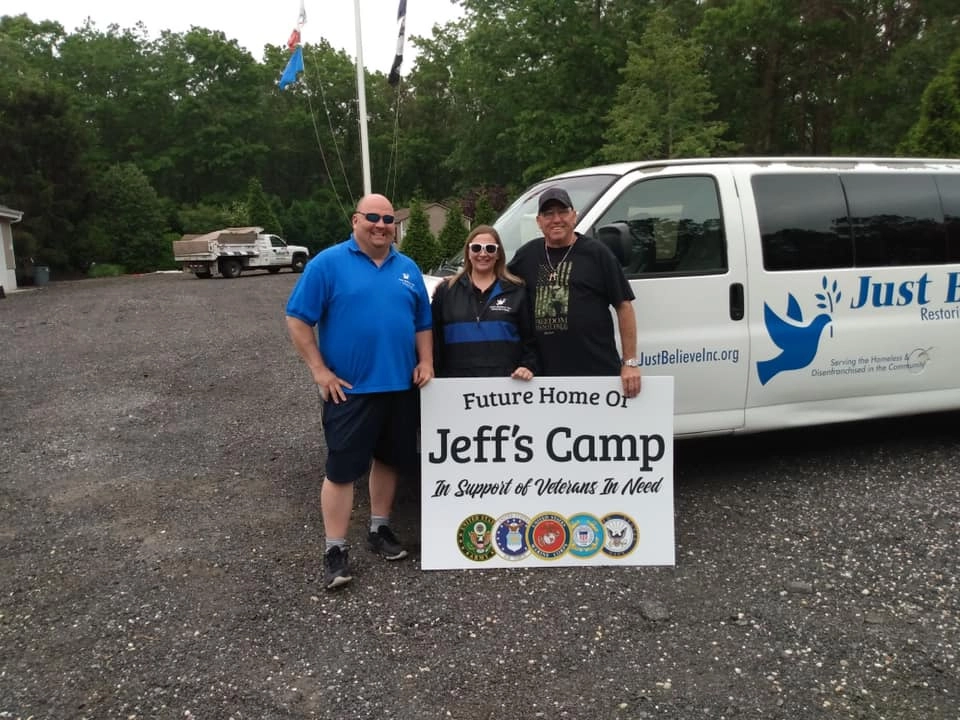 а импровизированной церемонии 27 мая Марти подписал документы о передаче земли а импровизированной церемонии 27 мая Марти подписал документы о передаче земли