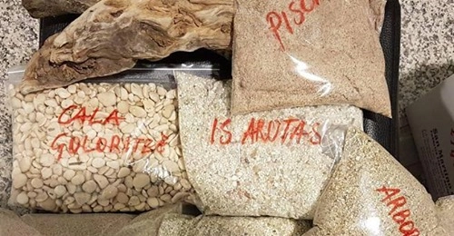 песок с пляжей Сардинии © Facebook.com