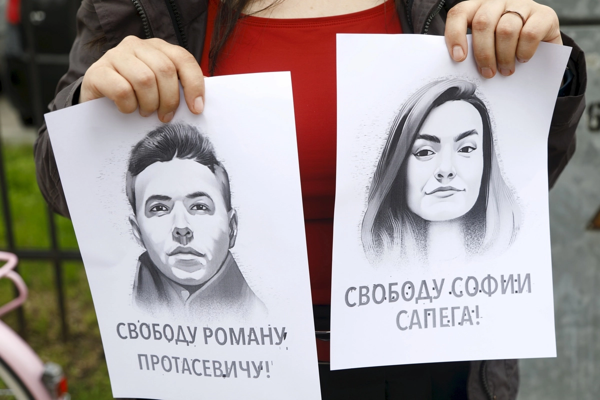 Акция в поддержку Романа Протасевича и Софии Сапег и у здания посольства Белоруссии в Риге © EPA/ТАСС