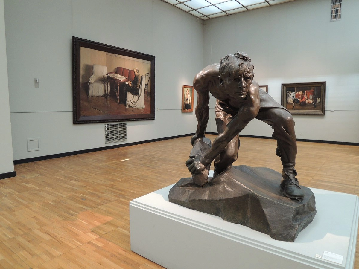 Скульптура "Булыжник — оружие пролетариата" в экспозиции Третьяковской галереи