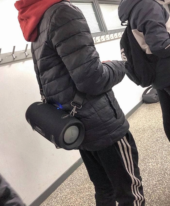 «И да, музыка играла на всю». «И да, музыка играла на всю».