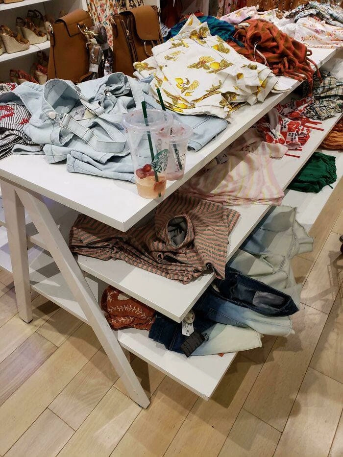 Неужели так трудно донести стаканчики до мусорки? Неужели так трудно донести стаканчики до мусорки?