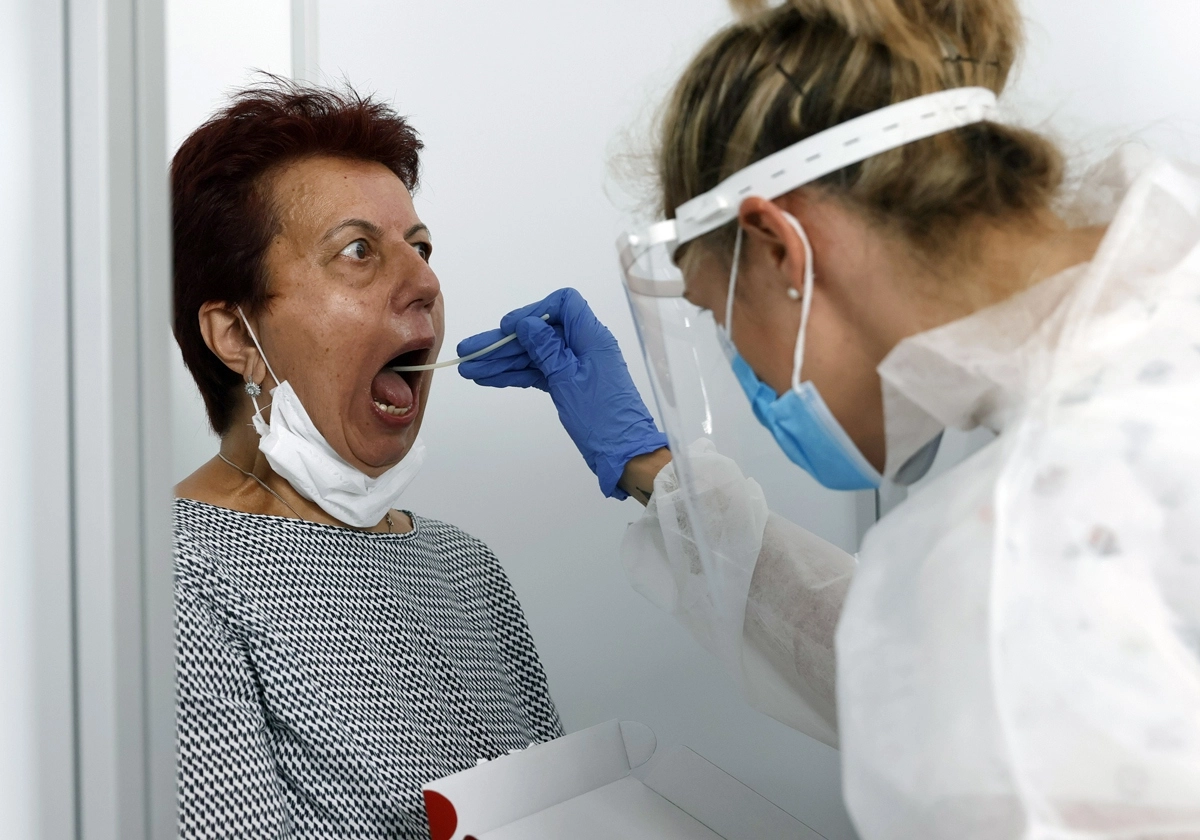 ПЦР-тестирование на коронавирус © EPA/TASS ПЦР-тестирование на коронавирус © EPA/TASS