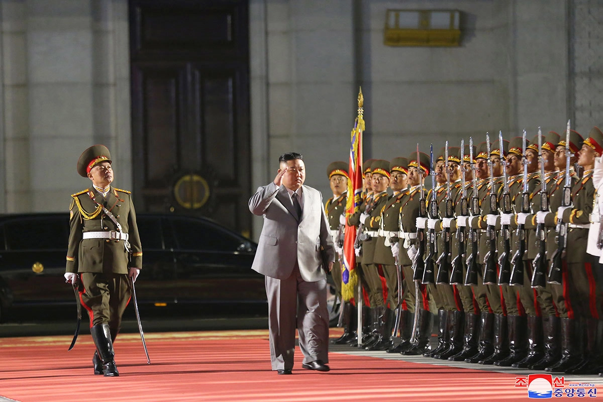Лидер КНДР Ким Чен Ын на военном параде по случаю 75-й годовщины основания Трудовой партии КНДР в Пхеньяне