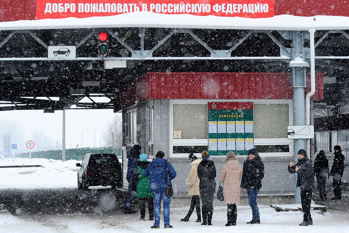 Международный автомобильный пункт пропуска "Троебортное" на границе России и Украины