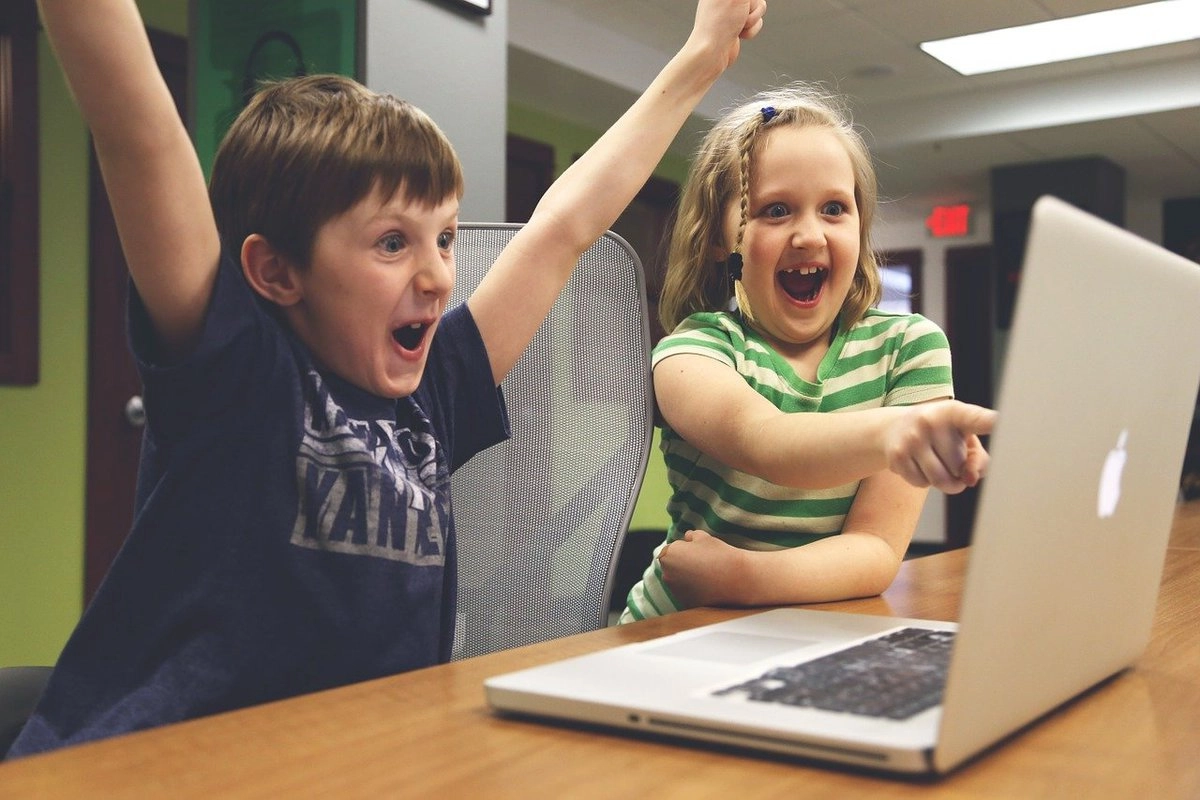 Дети перед компьютером