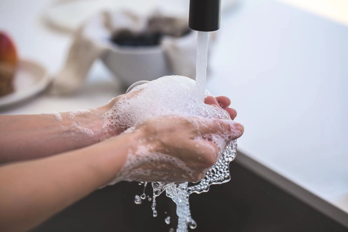 Убираться в доме, очищать поверхности и мыть руки ребенка, можно не опасаясь за его иммунитет.